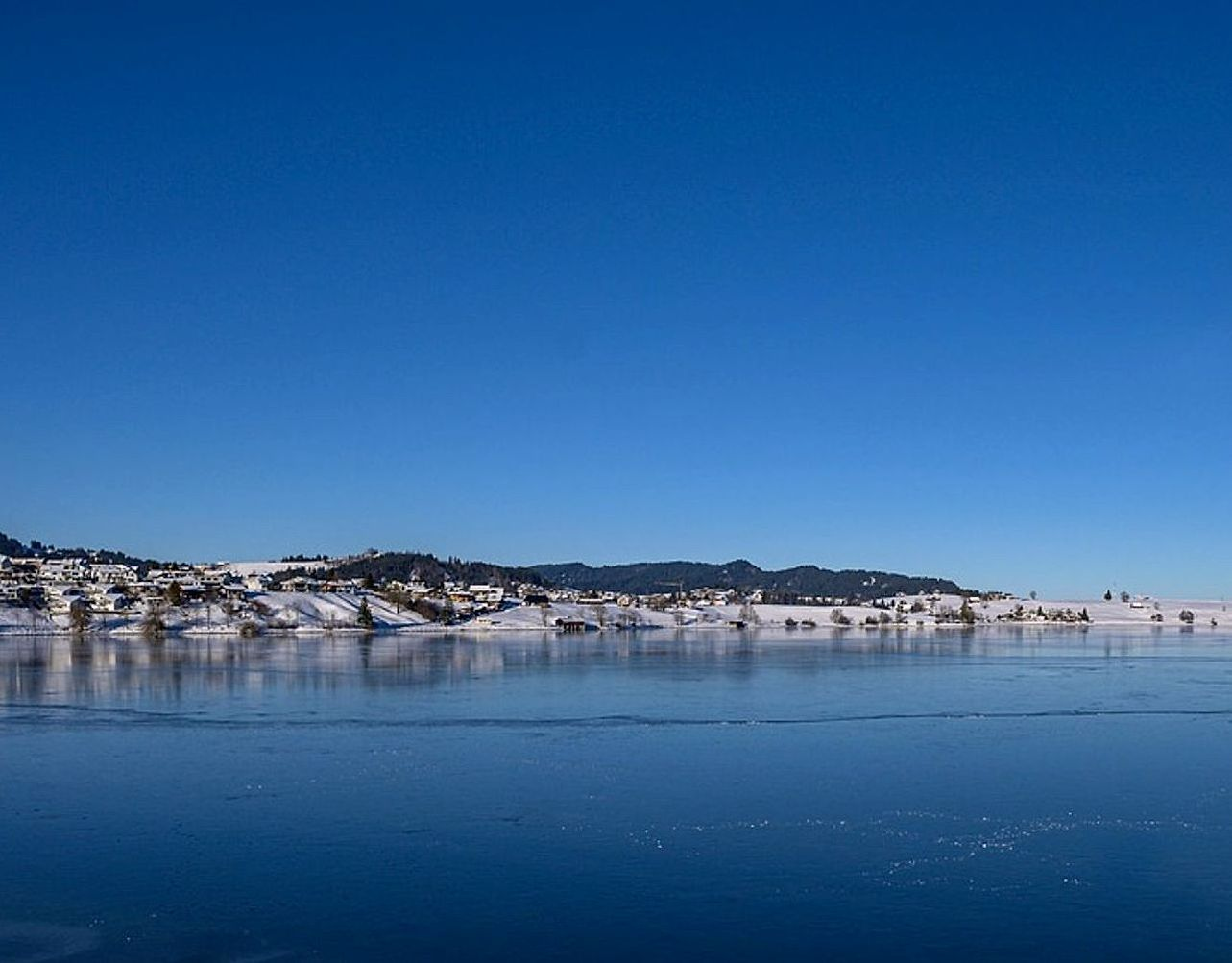 Una mappa dettagliata di un lago di montagna con i migliori punti per la pesca sul ghiaccio